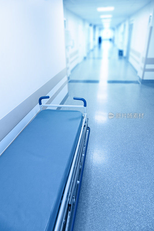 医院走廊长，有手术轮床。