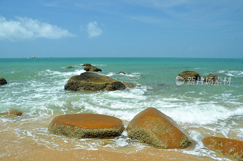 2011年5月，中国海南，海中的岩石