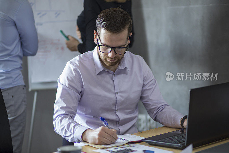 在商业会议上的一群年轻人。