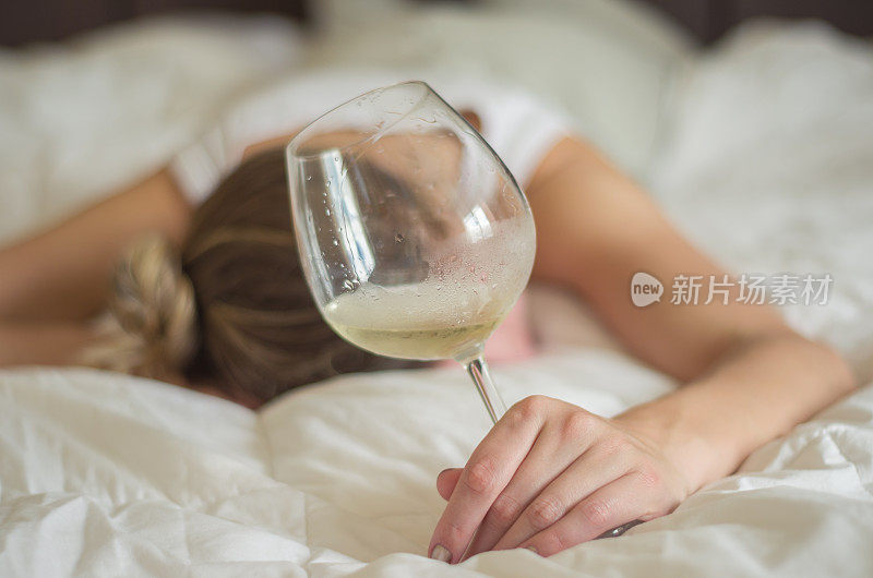 金发女人喝酒后晕倒在床上