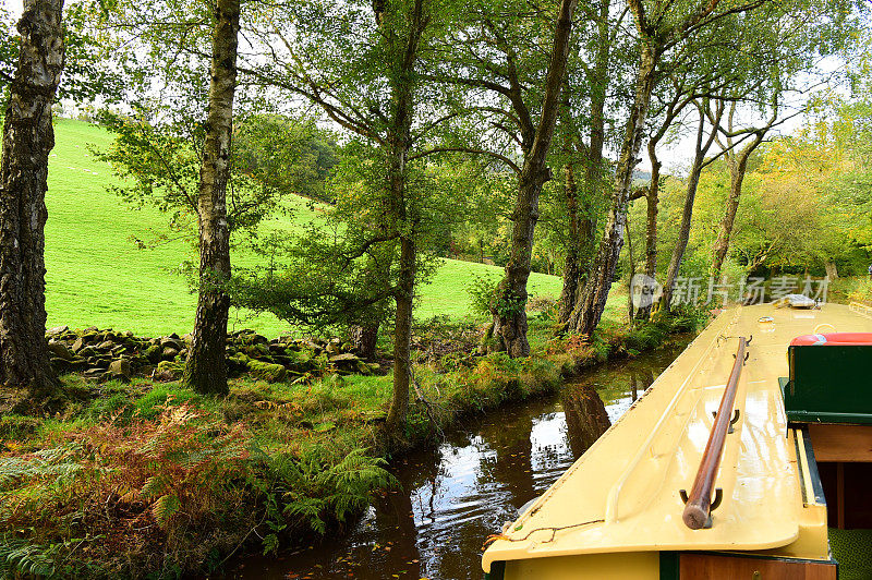 Narrow-boating在秋天