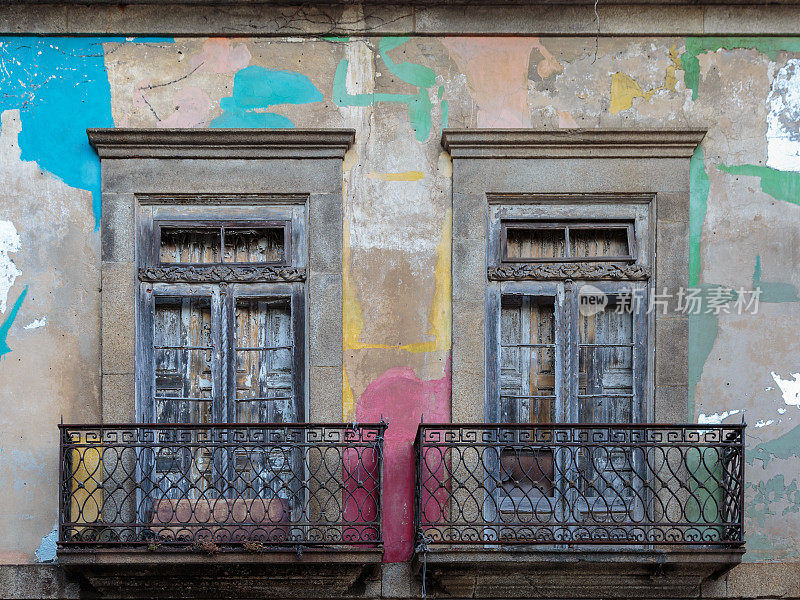 古色古香的葡萄牙建筑:古老的窗户和多彩的墙壁-葡萄牙