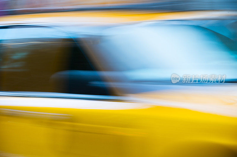 纽约市一辆黄色出租车的画面模糊不清