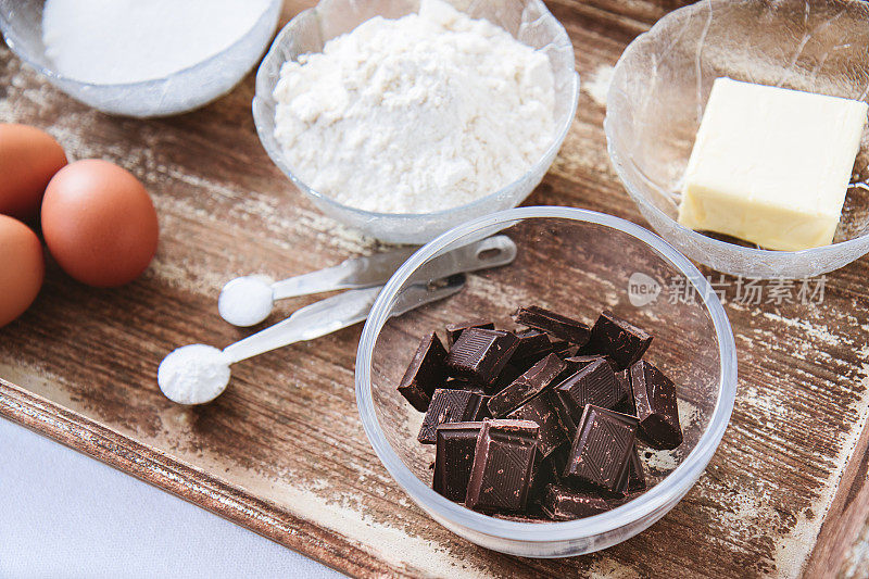 烘焙原料巧克力蛋糕松饼或饼干准备好放在木制厨房托盘上