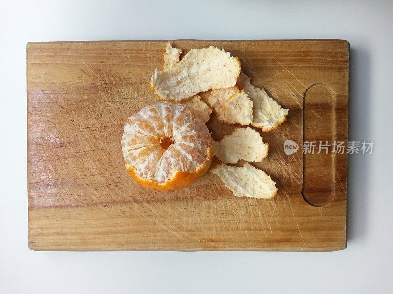 橘子去皮，放在切台上