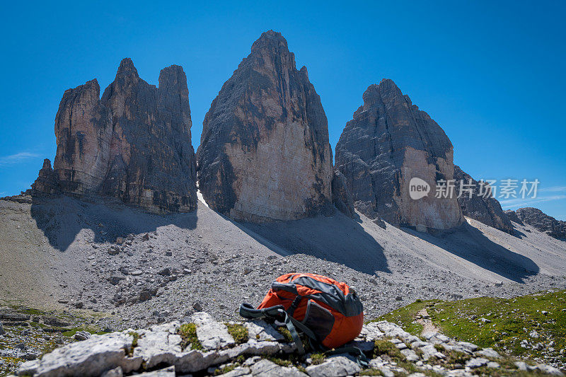 意大利蒂罗尔的欧洲阿尔卑斯山脉Dolomites地区的拉瓦雷多山国家公园的橙色背包