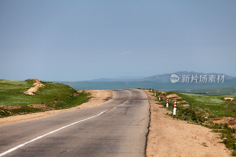 穿过蒙古大草原的空旷道路