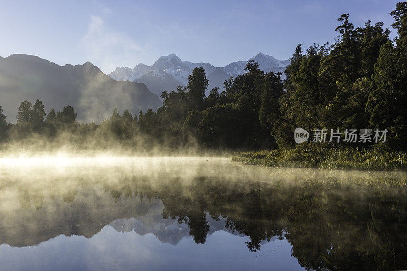 马西森湖自然全景在日出，新西兰