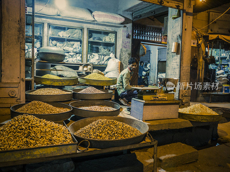 在印度焦特布尔的萨达尔集市卖食物