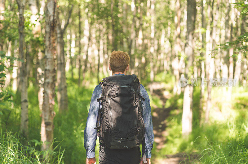 二十多岁的男人独自在森林里徒步旅行