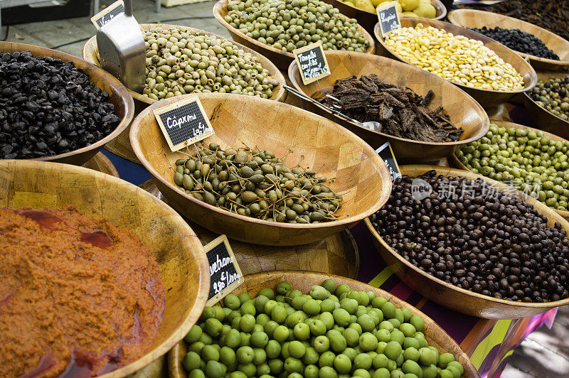 干果、坚果、香草和橄榄在当地市场展出