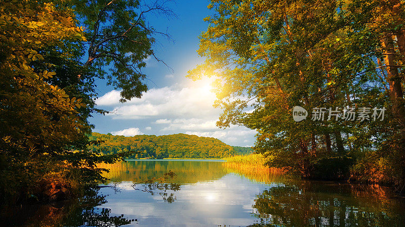美丽的湖与阳光在秋天或秋天