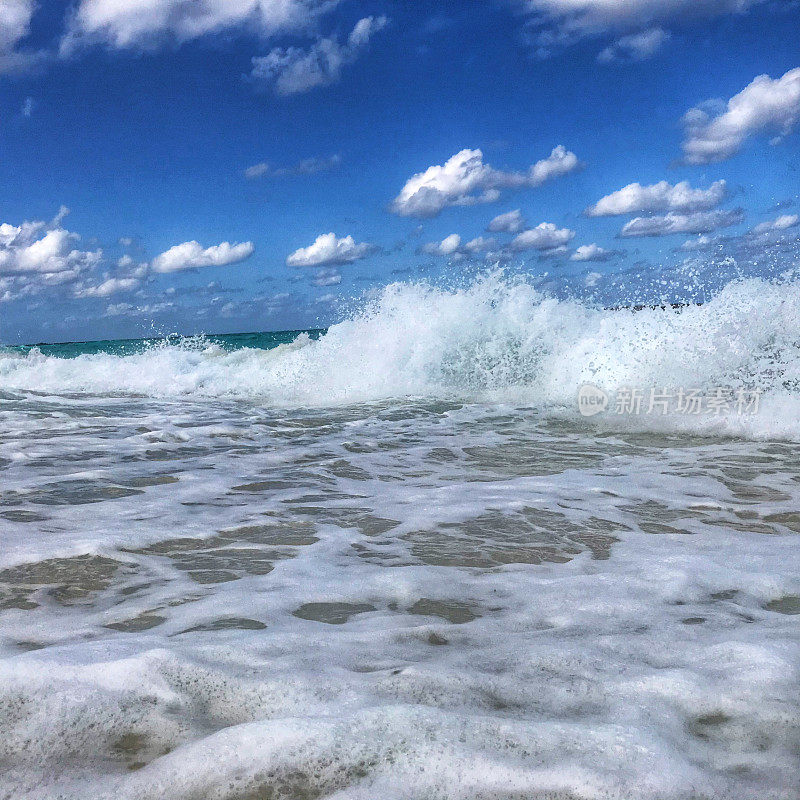 大西洋的海浪，就像在天堂岛，巴哈马看到的。