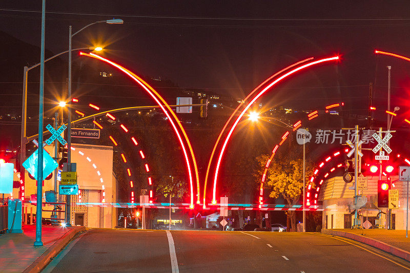 夜间穿过铁路，有移动门