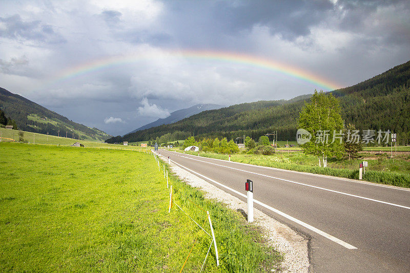 彩虹高于道路和山脉