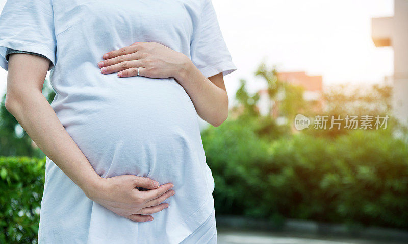 一个孕妇在摸自己的肚子