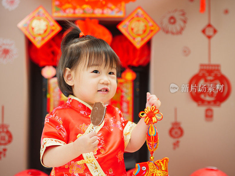 中国女婴传统装扮庆祝中国新年
