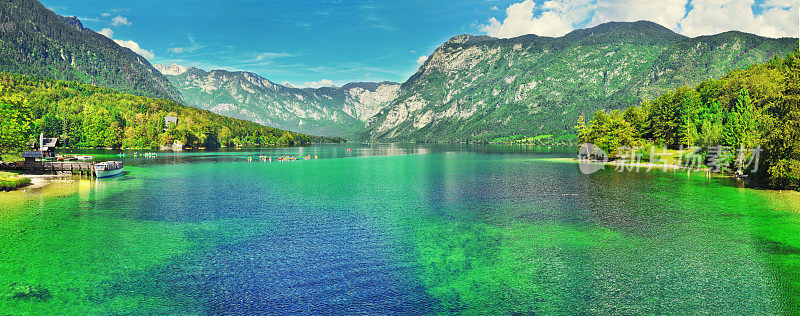全景的斯洛文尼亚风景Bohinj湖，与绿松石水。特里格拉夫国家公园，朱利安阿尔卑斯山，斯洛文尼亚，欧洲