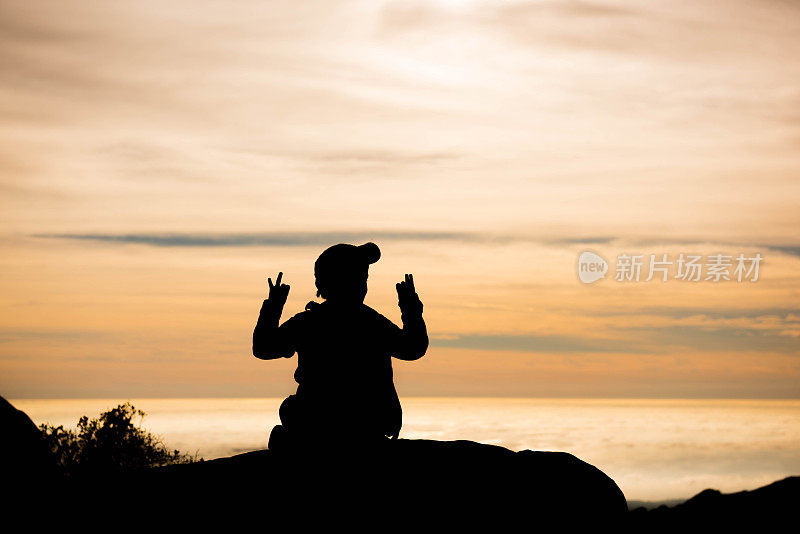 日落时分，在云海之上的群山中，孩子们与和平和调解