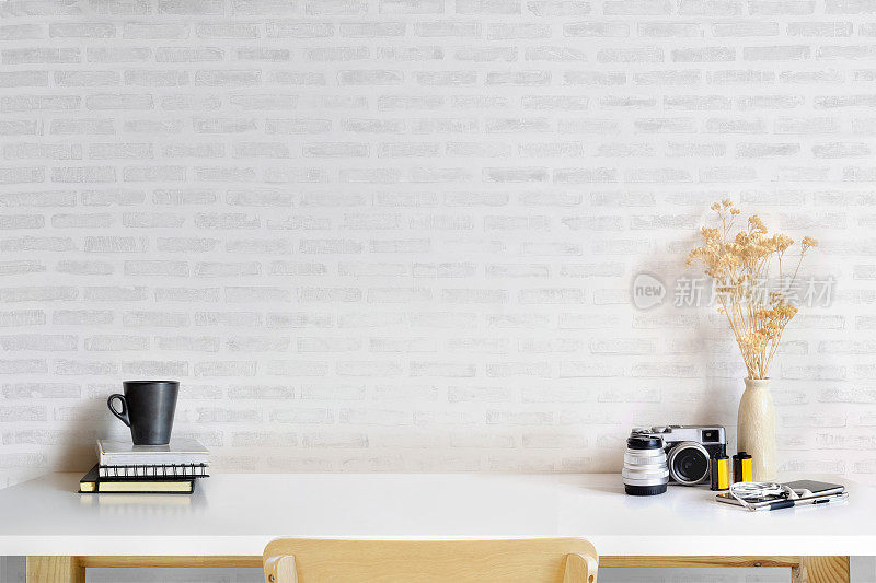 白色木桌，复古相机，电影，手机，咖啡杯和配件与复印空间。工作空间和设计师配件