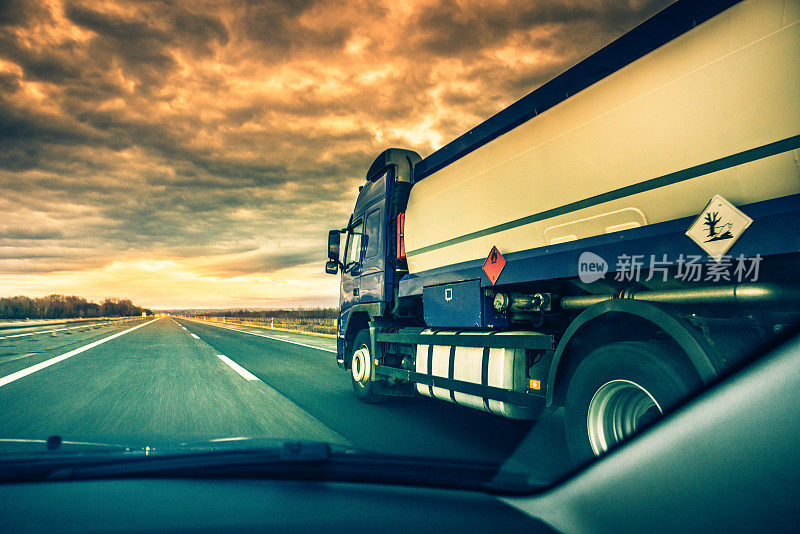 在高速公路上开车