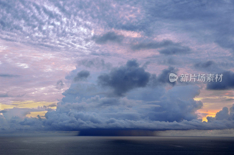 日出时大西洋上空的雷雨