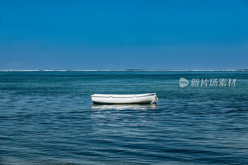 孤单的渔船停靠在印度洋，毛里求斯岛