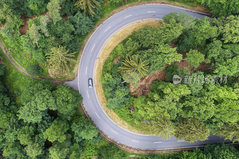 蜿蜒的道路穿过森林