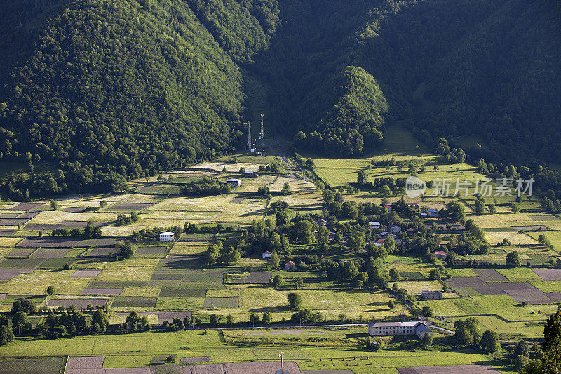 山区和森林。