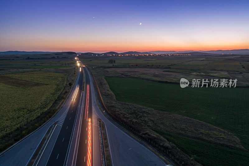 在保加利亚的Trakia高速公路上的黄昏驾驶无人机拍摄