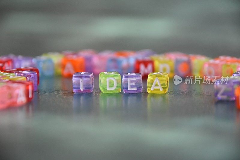 由字母立方体组成的单词IDEA