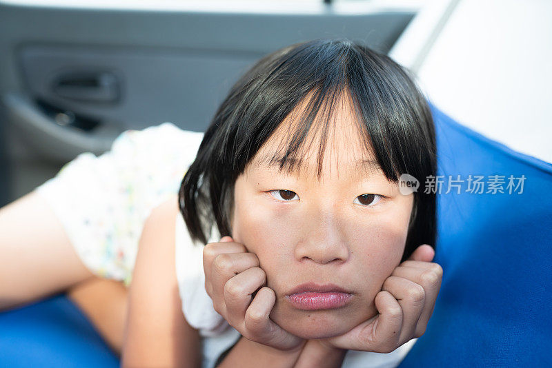 亚洲小学年龄的女孩乘出租车旅行