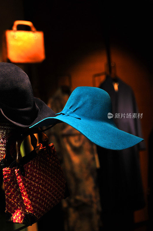 女人的夏季黑色和蓝色的帽子在商店