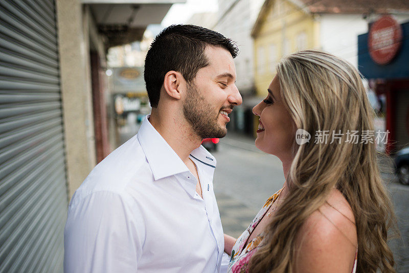 一对巴西情侣在街上接吻