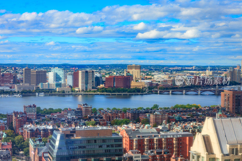 波士顿，美国——从波士顿市中心的查尔斯河眺望另一边的剑桥;右边是朗费罗大桥的一部分。