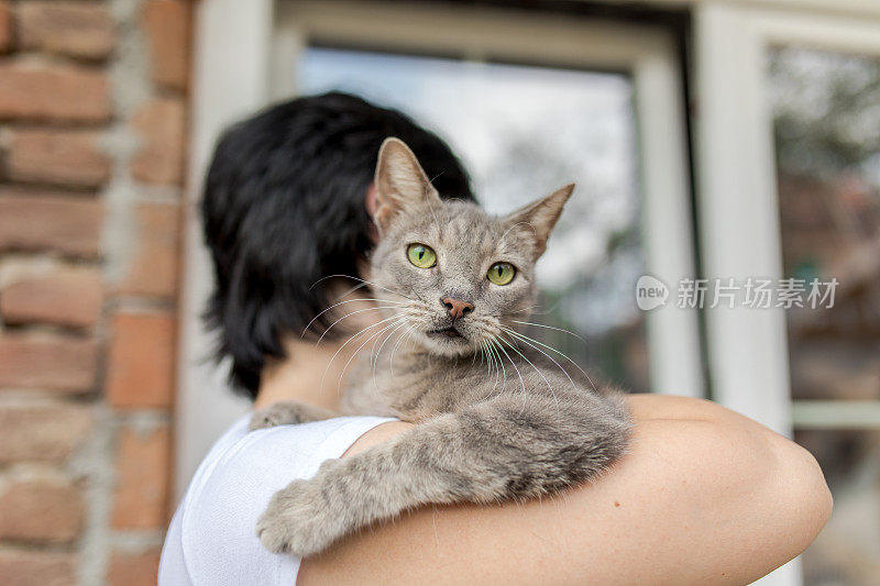 女人抱着她的猫