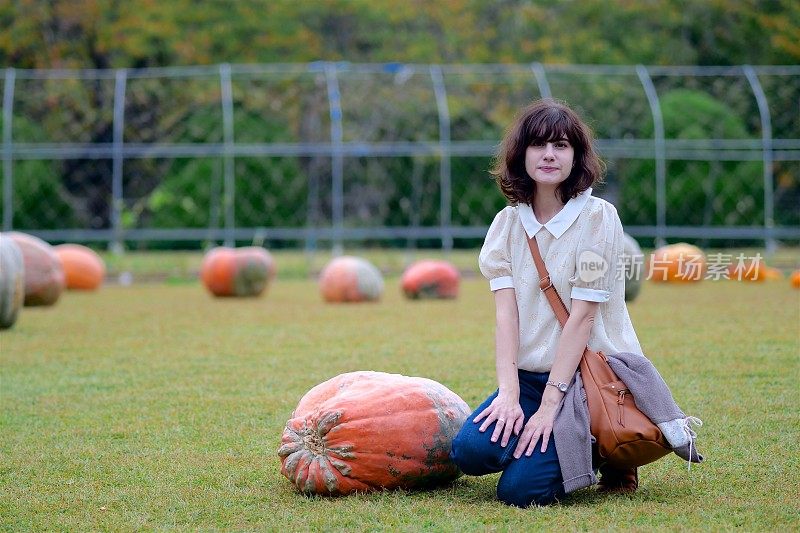 漂亮的女人喜欢大南瓜