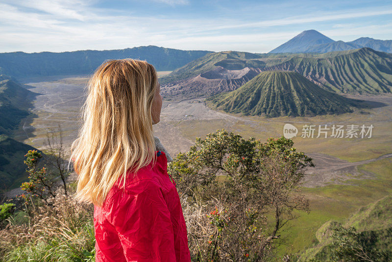 年轻女子徒步旅行沉思火山景观从山顶看布罗莫火山-人们旅行冒险的概念