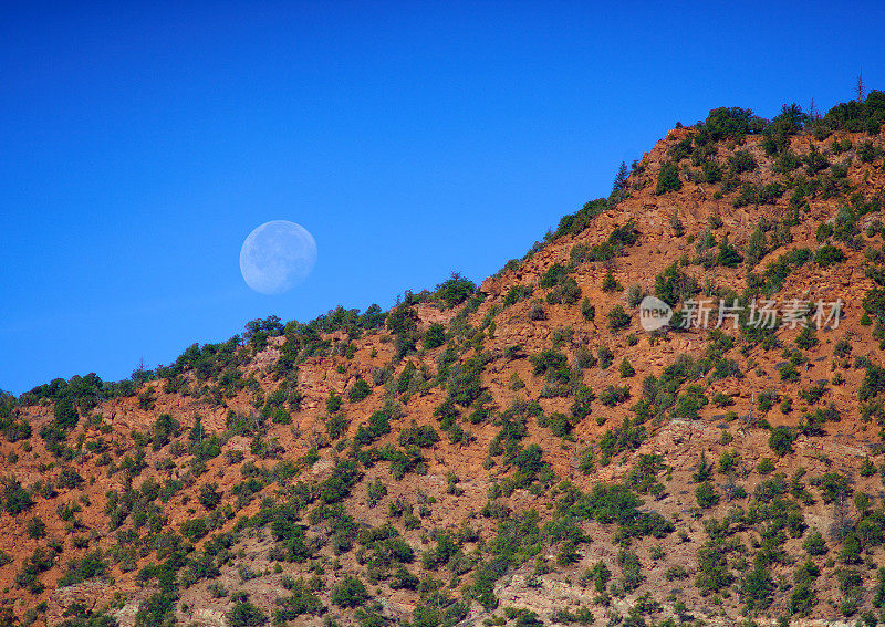 月亮升起在红岩峡谷