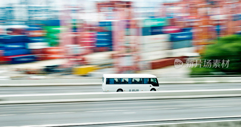 白色巴士在城市立交桥上行驶
