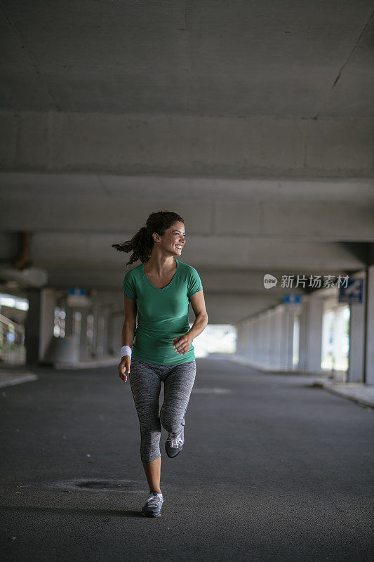 年轻女子在户外奔跑