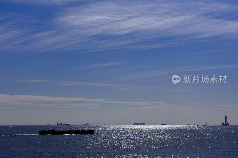 太阳在晴朗的天空下照耀着灿烂的海面