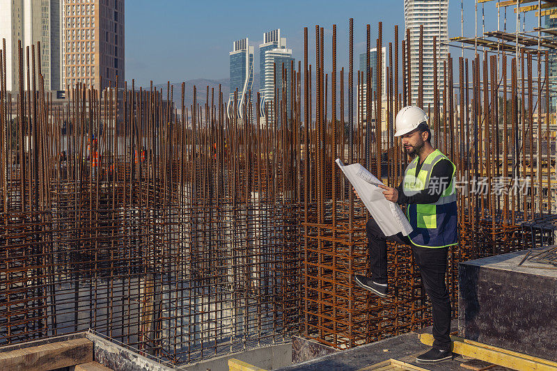 年轻的工程师正在检查建筑