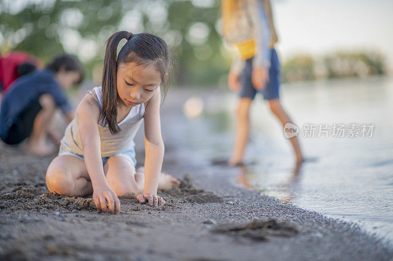 女孩在沙滩上玩耍