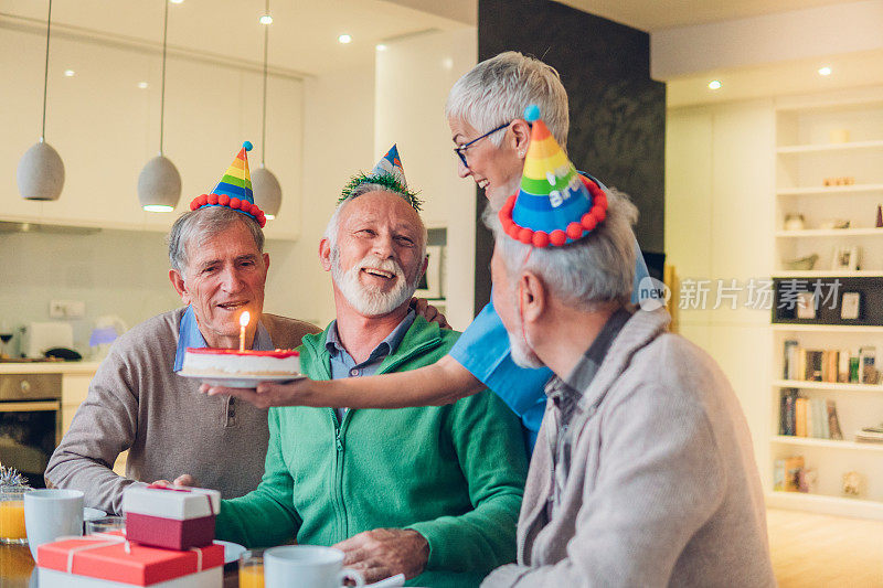 老人在养老院庆祝生日