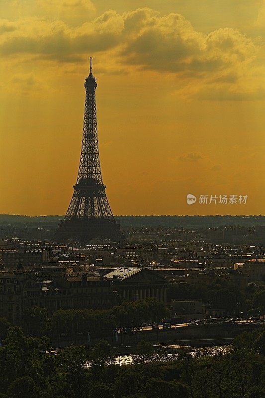 夕阳下的埃菲尔铁塔和法式屋顶建筑——法国巴黎