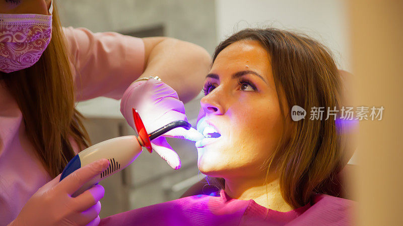 在牙医那里检查牙齿的女人
