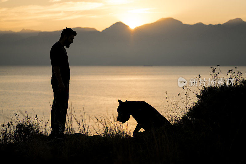 日落时分，一个男人和他的狗