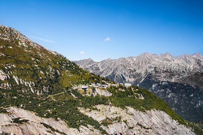 美丽的风景鸟瞰图蒙坦弗斯附近的梅尔德格拉斯冰川从勃朗峰在法国阿尔卑斯山山脉在秋天