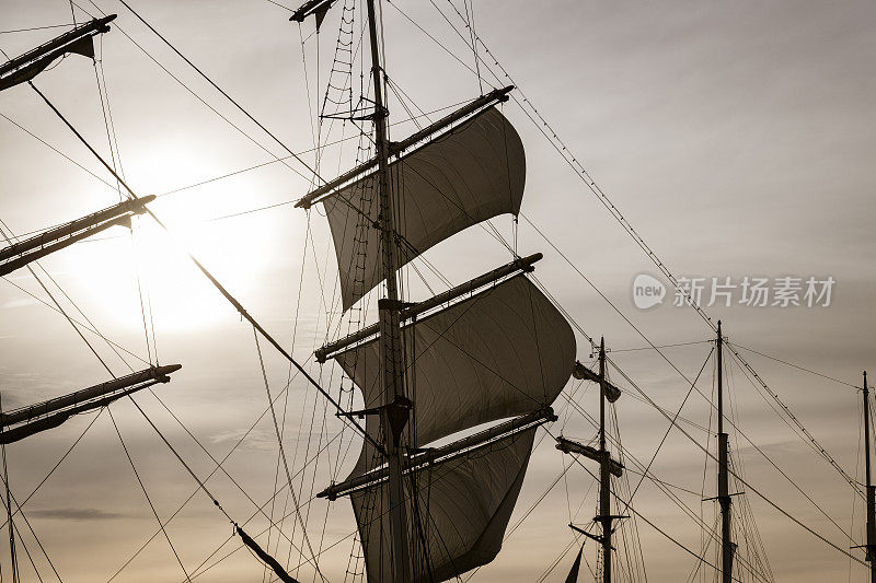 2018帆船节期间，IJssel河上的老帆船